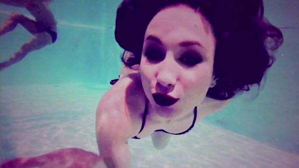 GQ_with_the_Women_of_Pretty_Little_Liars__Troian_Bellisario__28102629.jpg