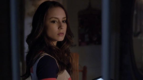 PLL_S04E01_720p_JACK_Up_DownloadSeriesHere_1972.jpg
