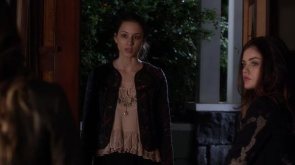 PLL_S04E17_720p_JACK_Up_DownloadSeriesHere_2414.jpg