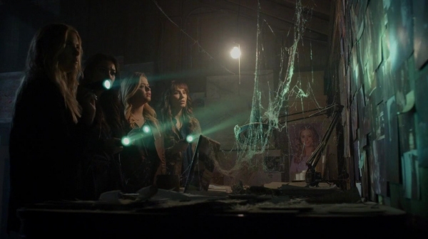 Pretty_Little_Liars_S07E07_WEB-DL_720p_DUAL_WWW_COMANDOTORRENTS_COM_2218.jpg