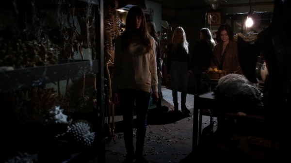 Pretty_Little_Liars_S07E10_WEB-DL_720p_DUAL_WWW_COMANDOTORRENTS_COM_1946.jpg