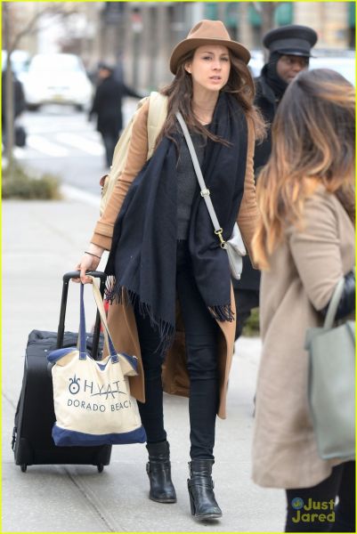 pretty-little-liars-nyc-hotel-exit-20.jpg