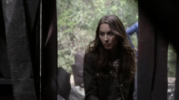 PLL_S04E01_720p_JACK_Up_DownloadSeriesHere_0807.jpg