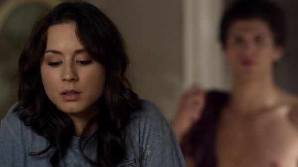 Pretty_Little_Liars_S03E01_BluRay_Rip_720p_Dual_Audio_WWW_TORRENTDOSFILMES_COM_1296.jpg