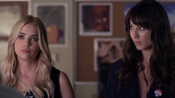 Pretty_Little_Liars_S06E11_Of_Late_I_Think_of_Rosewood_720p_WEB-DL_DD5_1_H_264-NTb_1133.jpg
