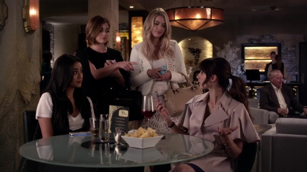 Pretty_Little_Liars_S06E11_Of_Late_I_Think_of_Rosewood_720p_WEB-DL_DD5_1_H_264-NTb_1733.jpg