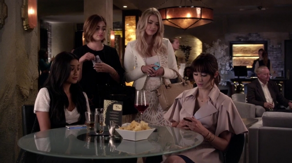 Pretty_Little_Liars_S06E11_Of_Late_I_Think_of_Rosewood_720p_WEB-DL_DD5_1_H_264-NTb_1734.jpg