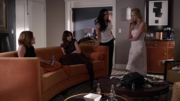 Pretty_Little_Liars_S06E11_Of_Late_I_Think_of_Rosewood_720p_WEB-DL_DD5_1_H_264-NTb_2017.jpg