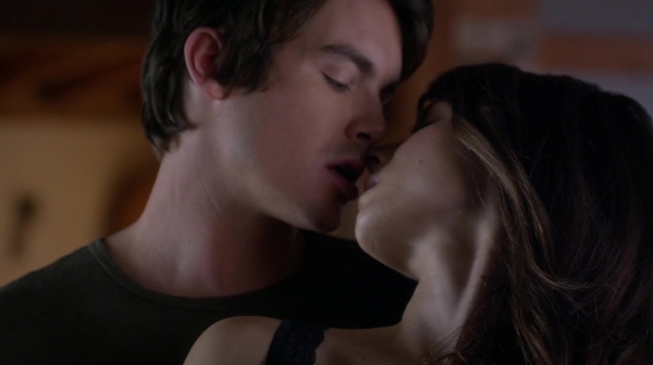Pretty_Little_Liars_S06E15_Do_Not_Disturb_720p_WEB-DL_DD5_1_H_264-NTb_0453.jpg