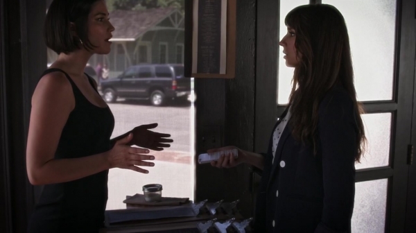 Pretty_Little_Liars_S06E15_Do_Not_Disturb_720p_WEB-DL_DD5_1_H_264-NTb_1572.jpg