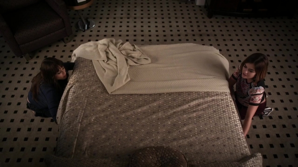 Pretty_Little_Liars_S06E15_Do_Not_Disturb_720p_WEB-DL_DD5_1_H_264-NTb_2262.jpg
