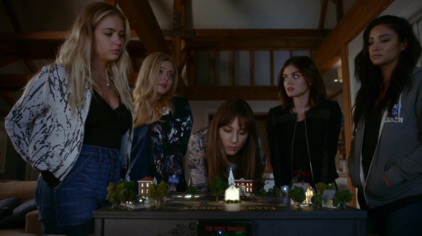 Pretty_Little_Liars_S07E12_WEB-DL_720p_DUAL_WWW_COMANDOTORRENTS_COM_2386.jpg