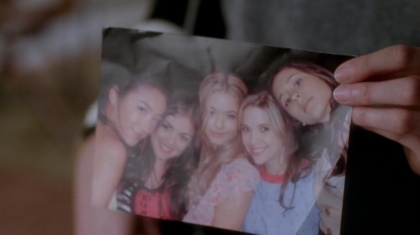 Pretty_Little_Liars_S07E18_WEB-DL_720p_DUAL_WWW_COMANDOTORRENTS_COM_1420.jpg
