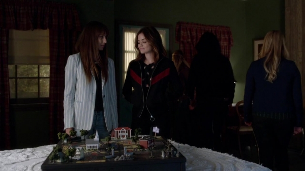 Pretty_Little_Liars_S07E19_WEB-DL_720p_DUAL_WWW_COMANDOTORRENTS_COM_2328.jpg