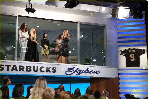 pll-cast-ellen-appearance-today-lucy-pet-store-run-09.JPG
